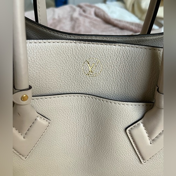 LOUIS VUITTON On My Side MM purse - Picture 2 of 16